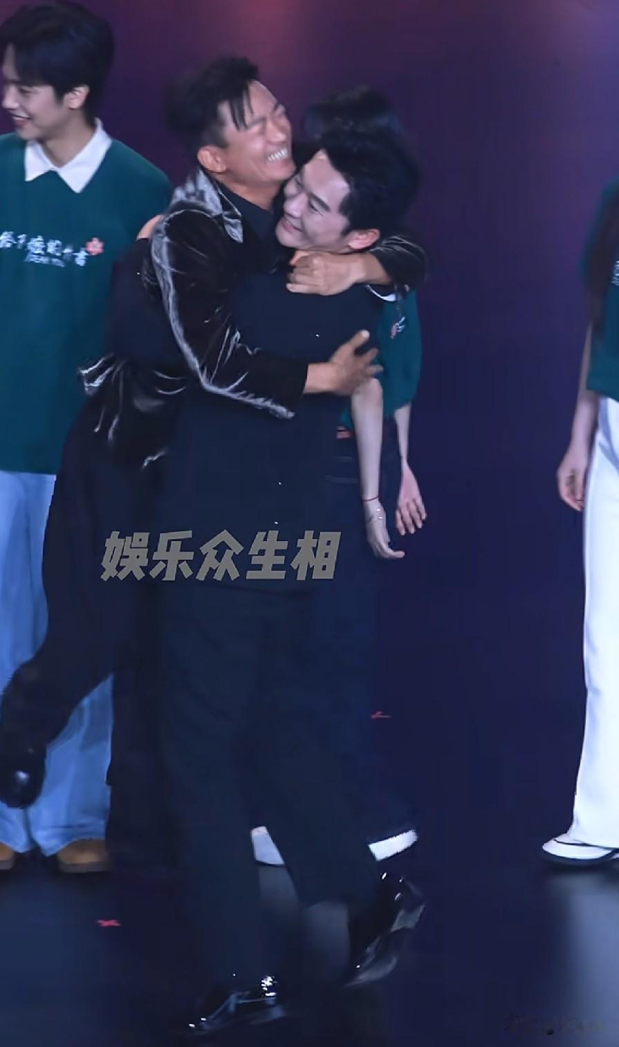 王宝强见到李晨还是很开心的，宝强从跑龙套拍了很多部电视剧，贵人真的很多。就像