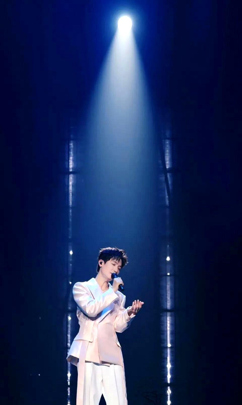 “陈楚生不唱情歌了，开始穿高定。”他不是突然变潮，是把十年沉默穿成了自己的台