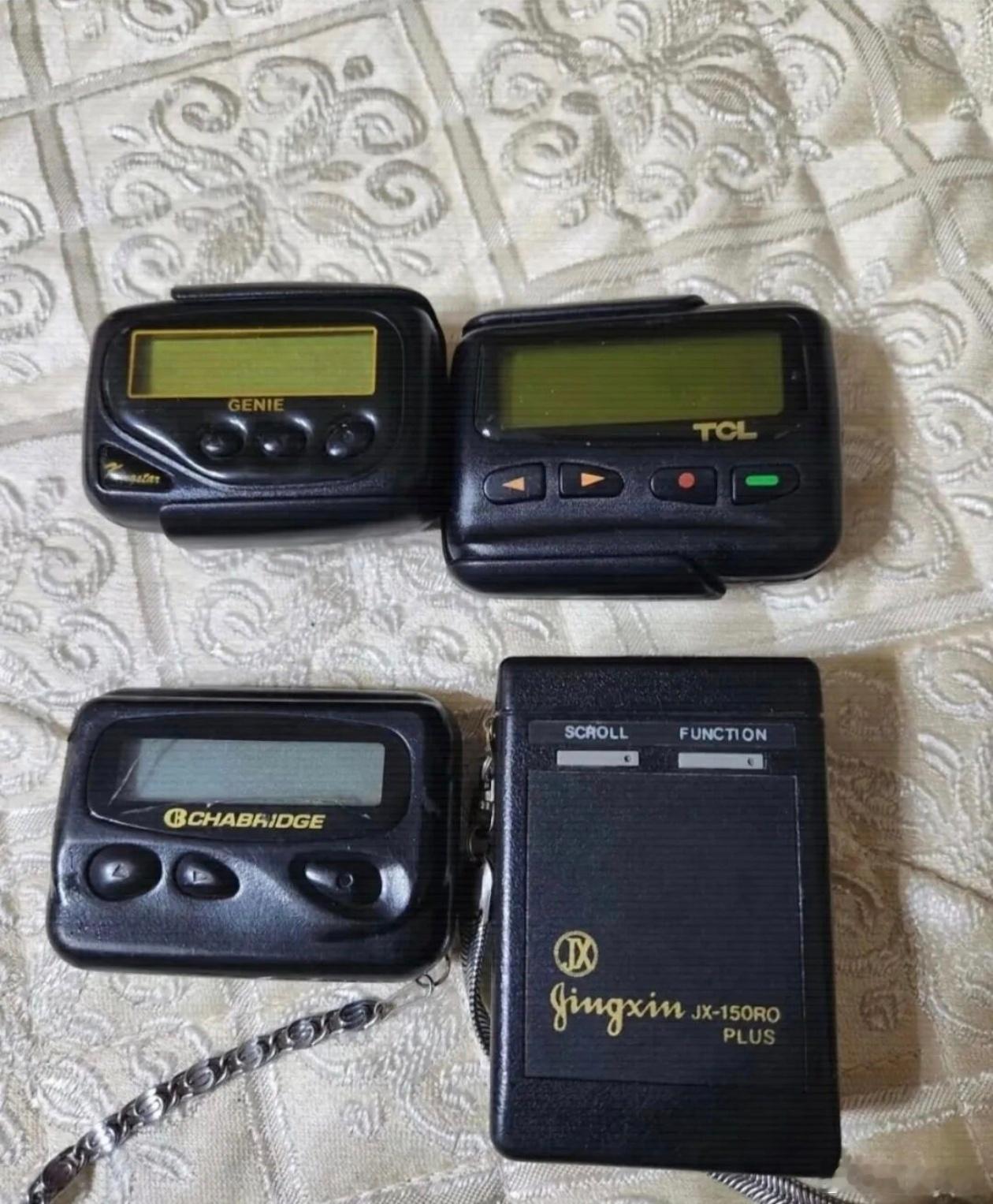 当年腰上别着这个，和你现在拿着最新款iPhone是一个档次的…​​​