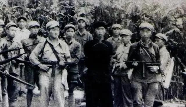 1965年，湘西一农民干完农活准备回家，忽然看着不远处的岩石上坐着一男一女，他脸