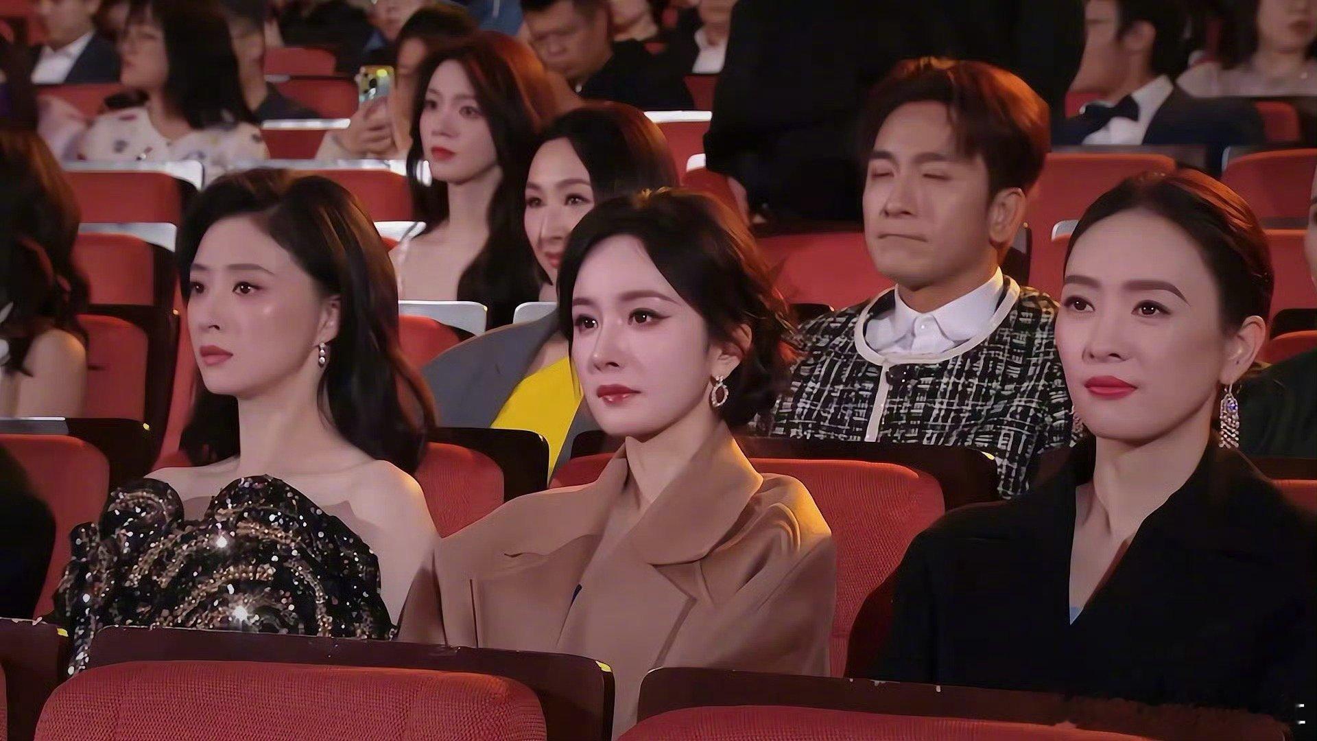 咋这么贵气啊幂幂姐哈哈哈哈哈哈哈哈哈，杨幂你咋这么贵气啊，就这么微微一穿，那感