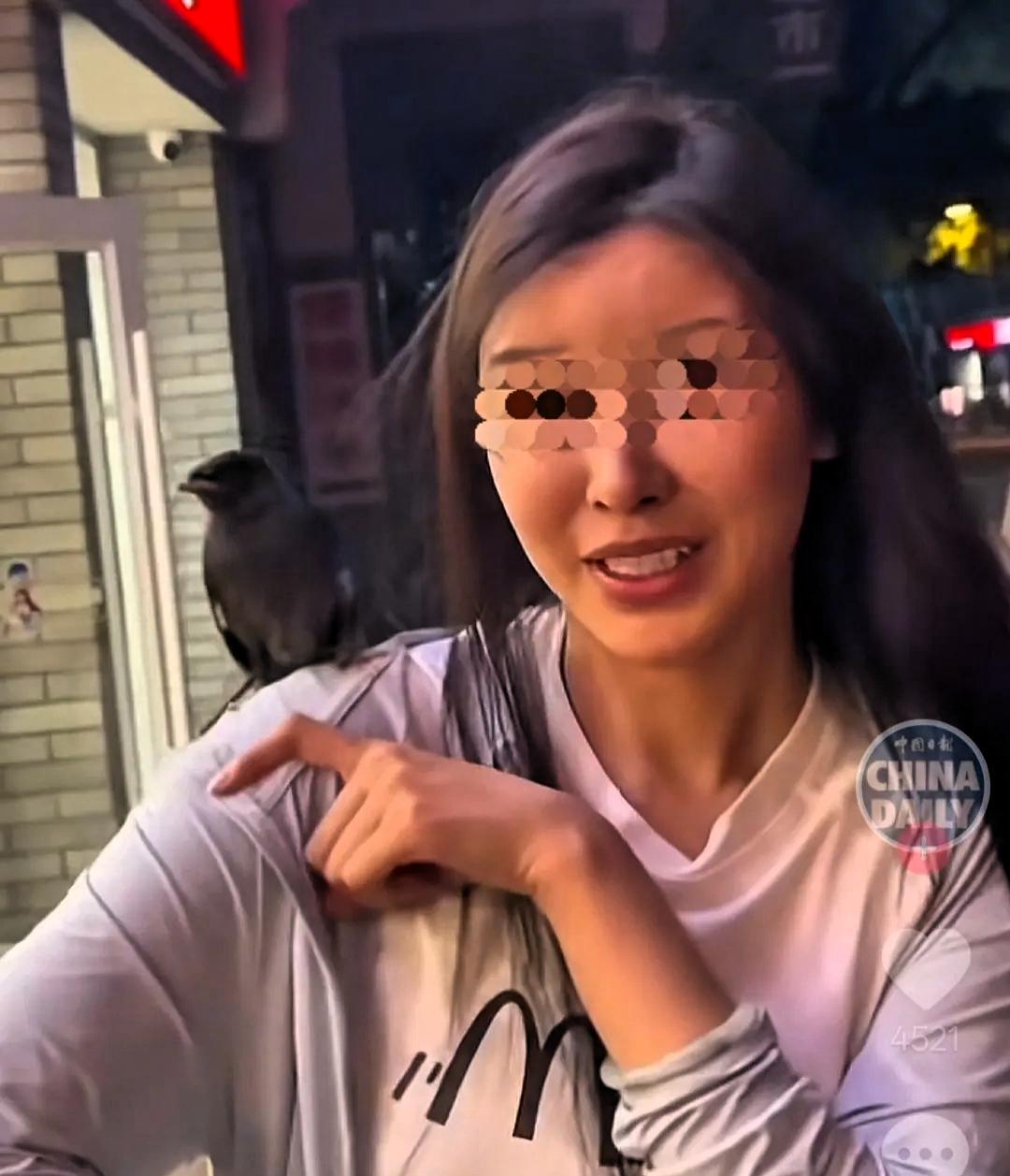 谁也不敢相信眼前这一幕太神奇了！江西修水县，女子和朋友在外聚餐吃饭，全程毫无征
