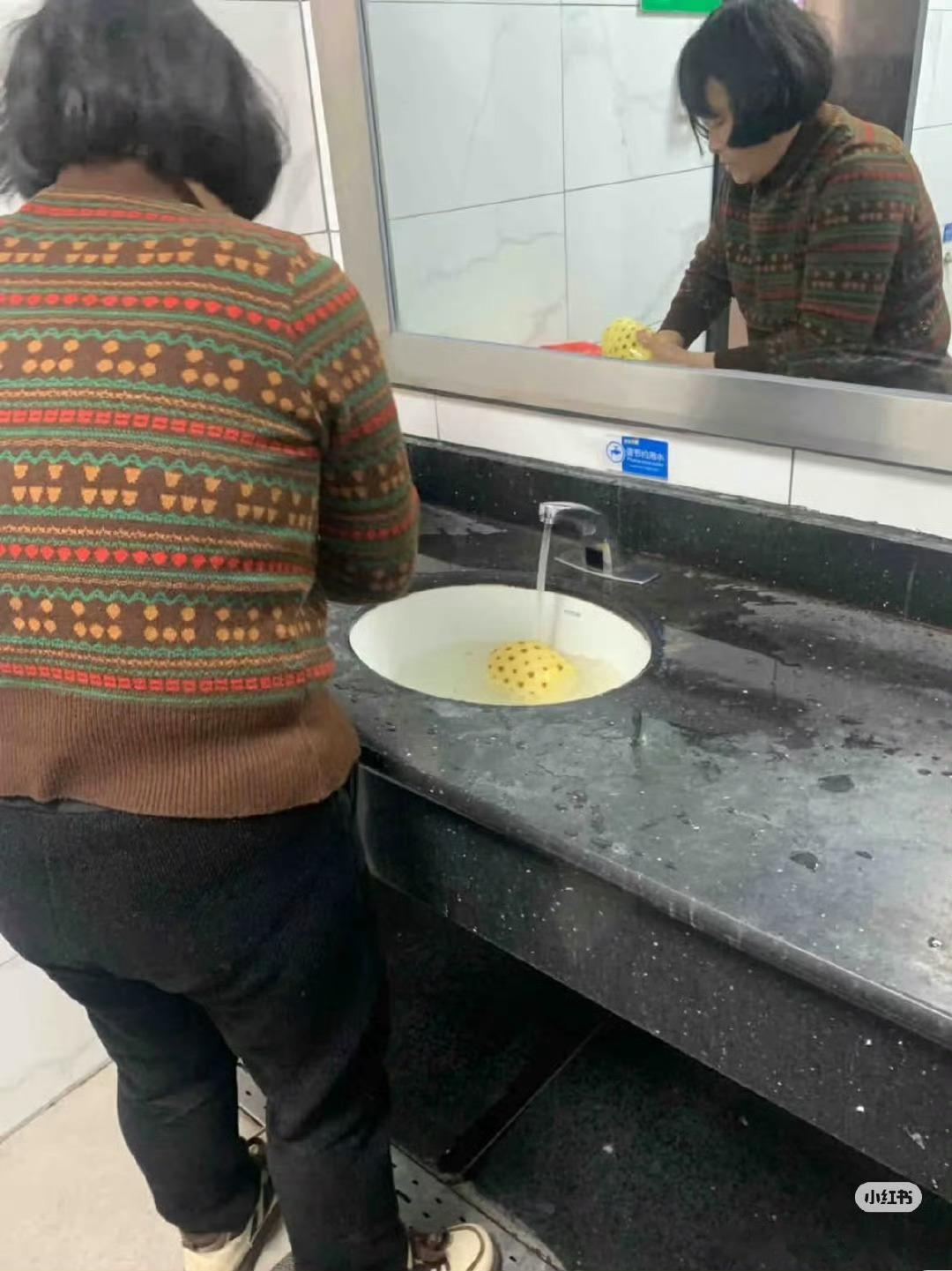爱吃菠萝的人天塌了等这批没良心的走完了，也不知道人类的良心能不能起来一点点。​