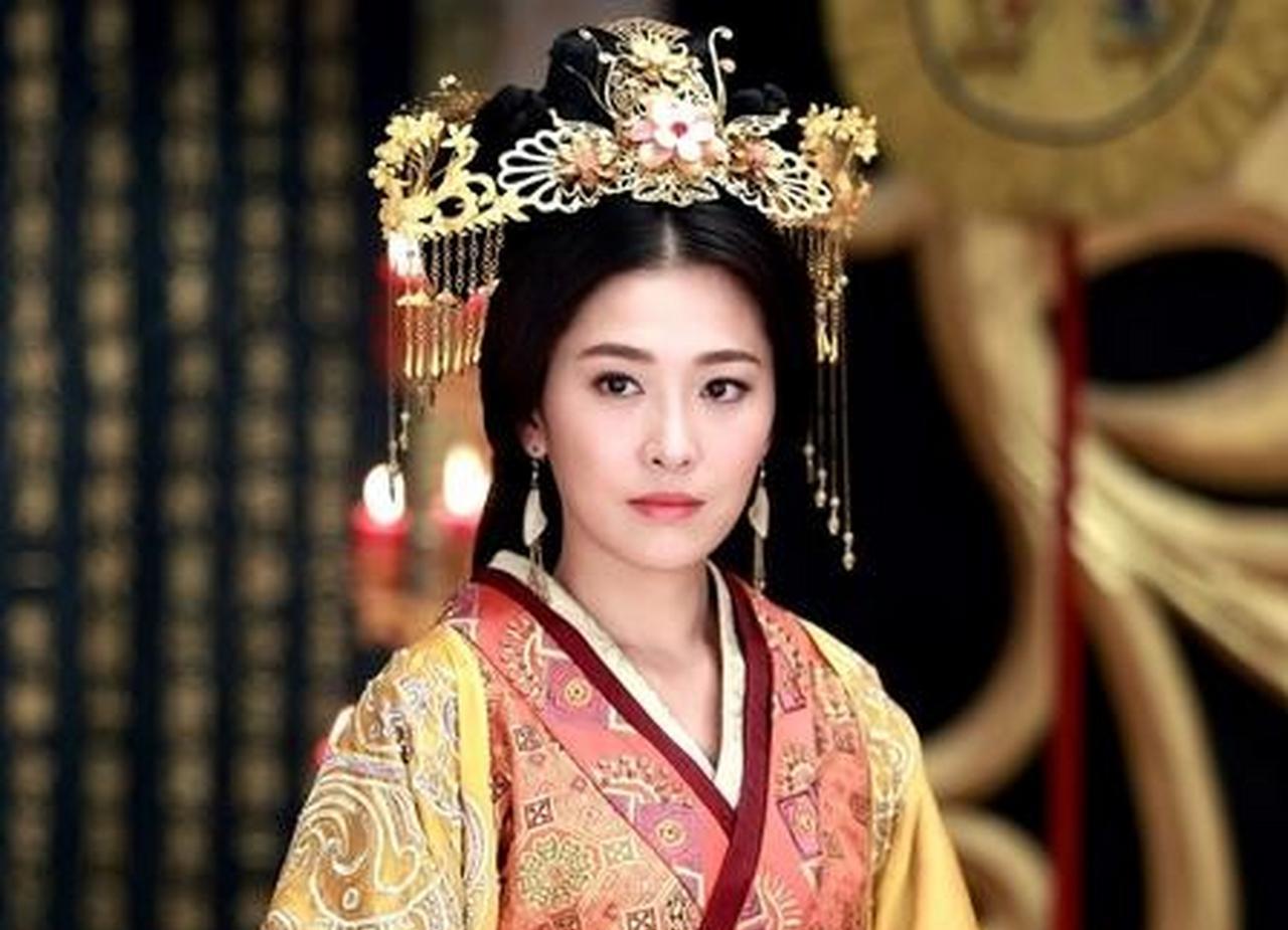 登基半年的汉宣帝刘询，力排众议将民间发妻许平君扶上后位，这本是一段“草根皇帝不