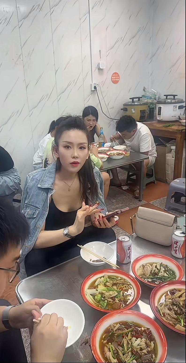 苏州五星，做事有点不地道。一位美女到他饭店就餐，他看人家有几分姿色，便跟对方提议