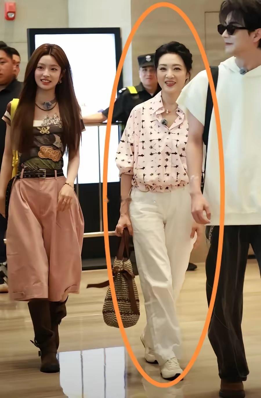 周涛的身材保持得真好，年近60岁了生过孩子，体形管理的非常棒