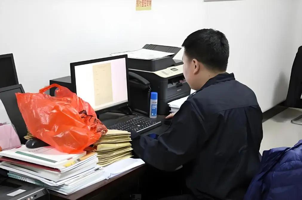 在体制内，上班清闲不内卷，下班跑滴滴补贴家用，日子过得松弛又踏实。我单位就有个