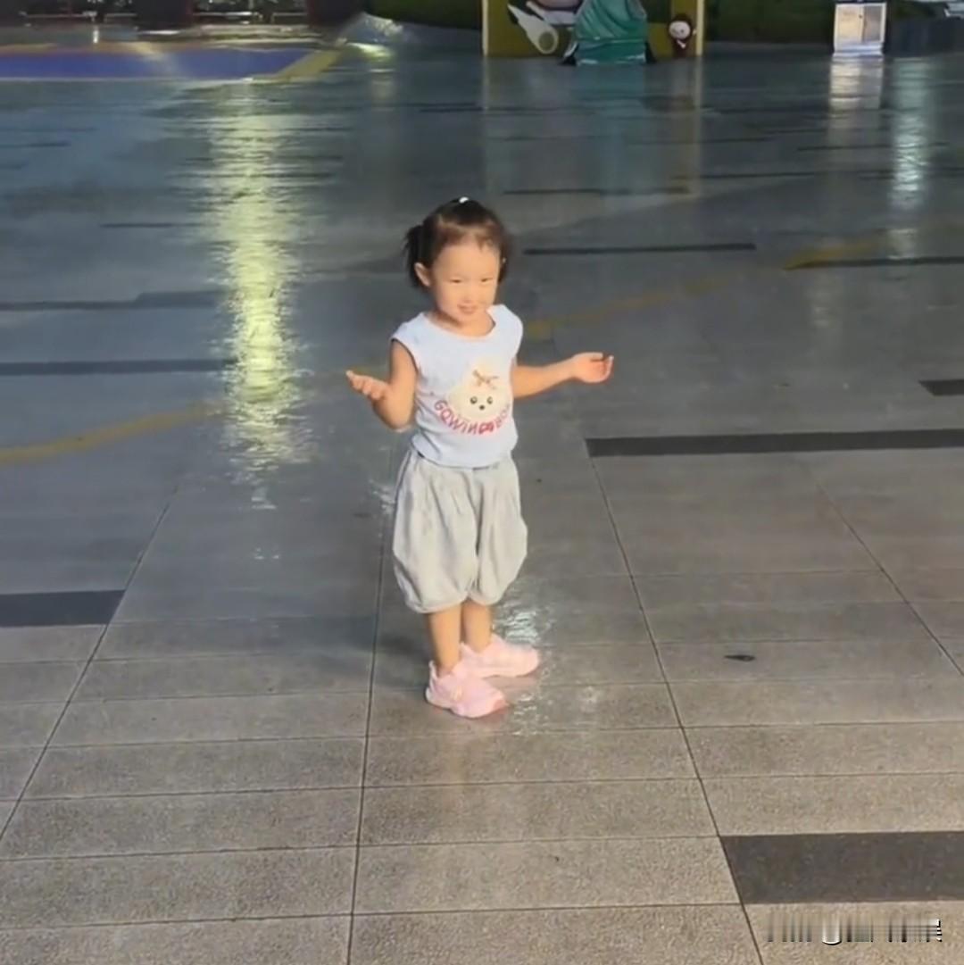 黄一鸣，不可思议！9月5日，黄一鸣发布她女儿跳舞的视频，关键是还下着大雨，她