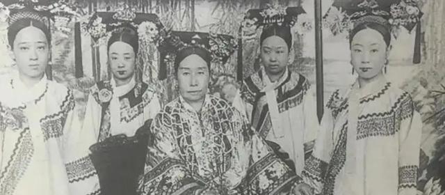 1904年，两朝帝师翁同龢病重弥留之际，面对北方，坐化而逝江南的暑气尚未完全
