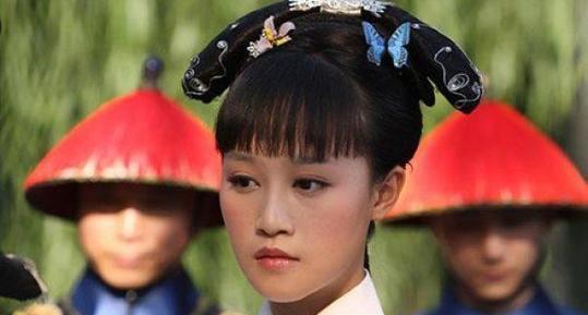 2010年，《甄嬛传》拍到一半，导演郑晓龙看着蓝盈莹的脸特别难受，犹豫再三还是开