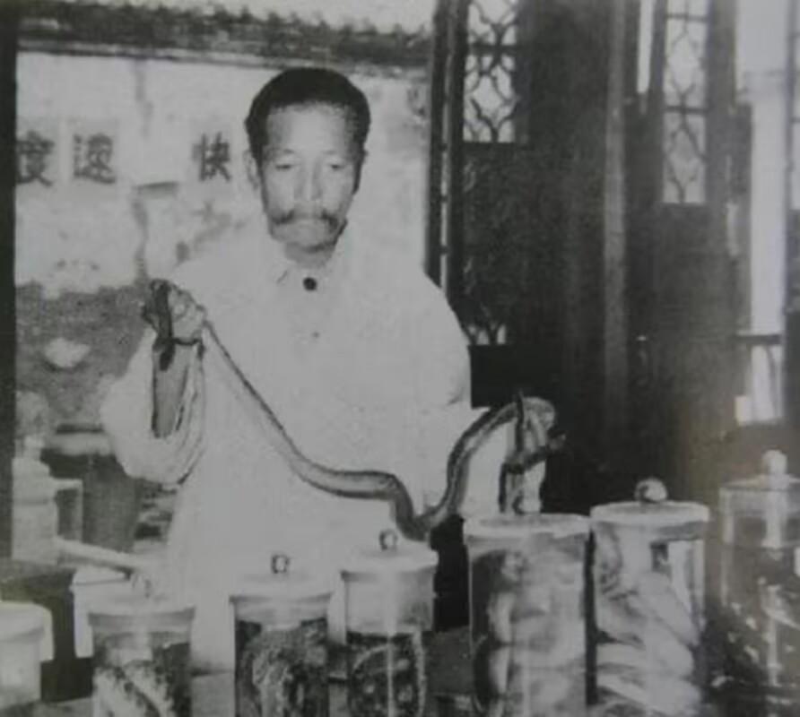 1940年，日本军医武田太郎看上了季德胜的蛇药，就言语威胁他：“把药方交出来！”