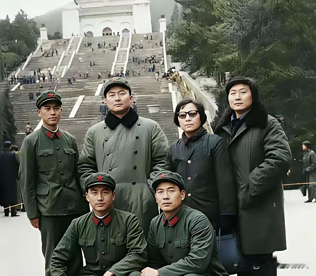 1977年，向守志少将偕夫人张玲及随行人员于南京中山陵前合影留念。镜头中的向守