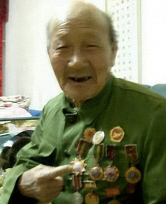 1953年后勤兵成功击落美军飞机，中央高度关注，周总理亲自代表全国人民向其表示感