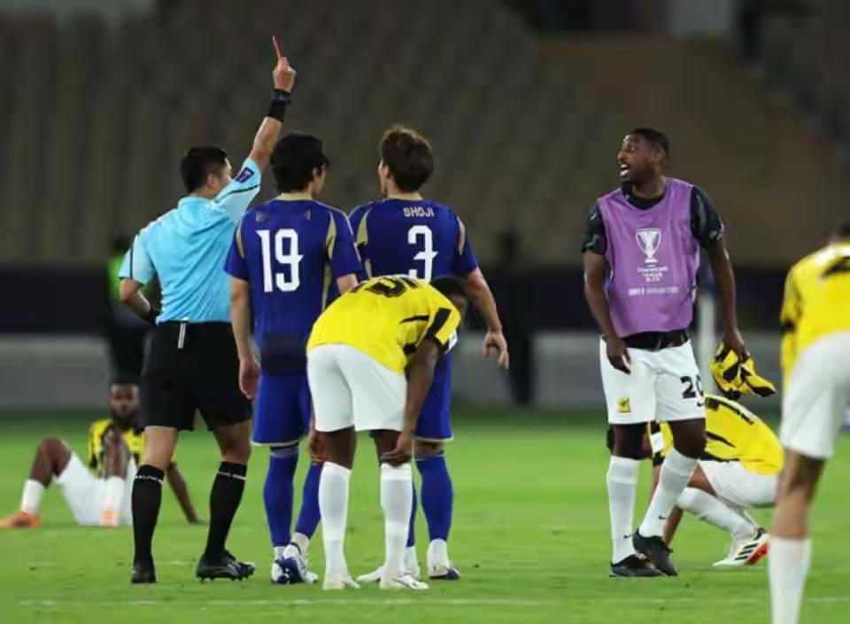 马宁还能参加今年的美加墨世界杯吗……？第一次争议判罚，日本球员确实是踢到了对