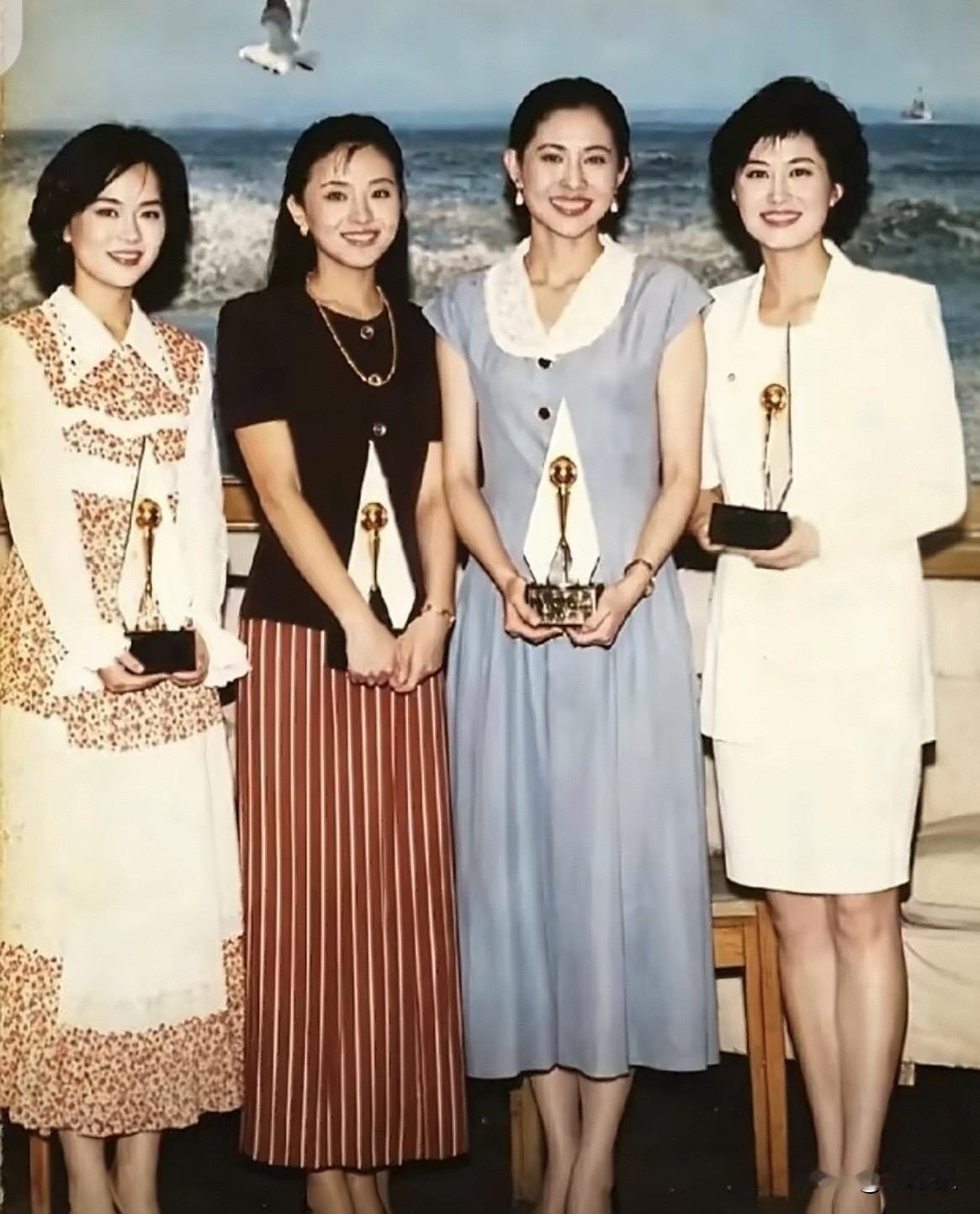 这是1993年首届中国播音主持金话筒奖的经典老照片。当时鞠萍27岁，杨澜25岁