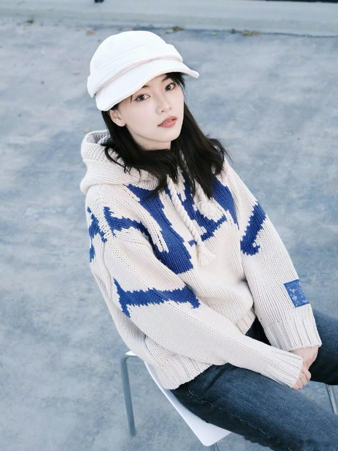 黄灿灿好一朵蓝色妖姬整套蓝调大片氛围感封神，冰蓝眼妆搭配飘逸长发，流苏钻裙勾勒