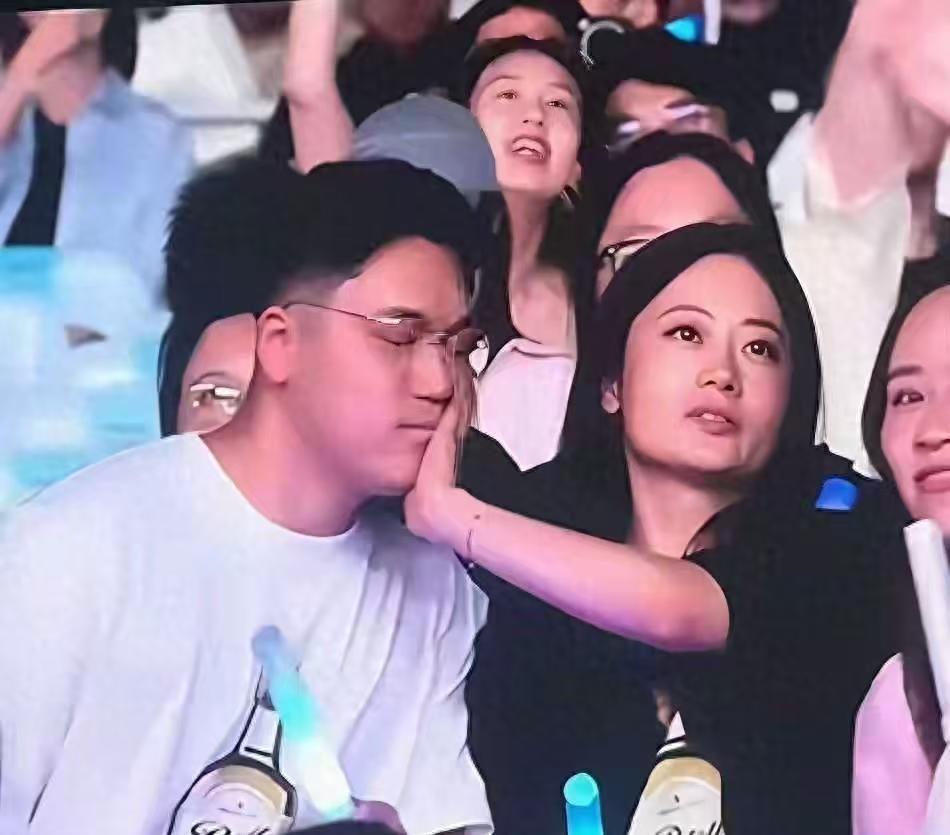 演唱会想亲女友被当众推开，男生承认已分手，不丢人反而赢麻了演唱会现场的Ki