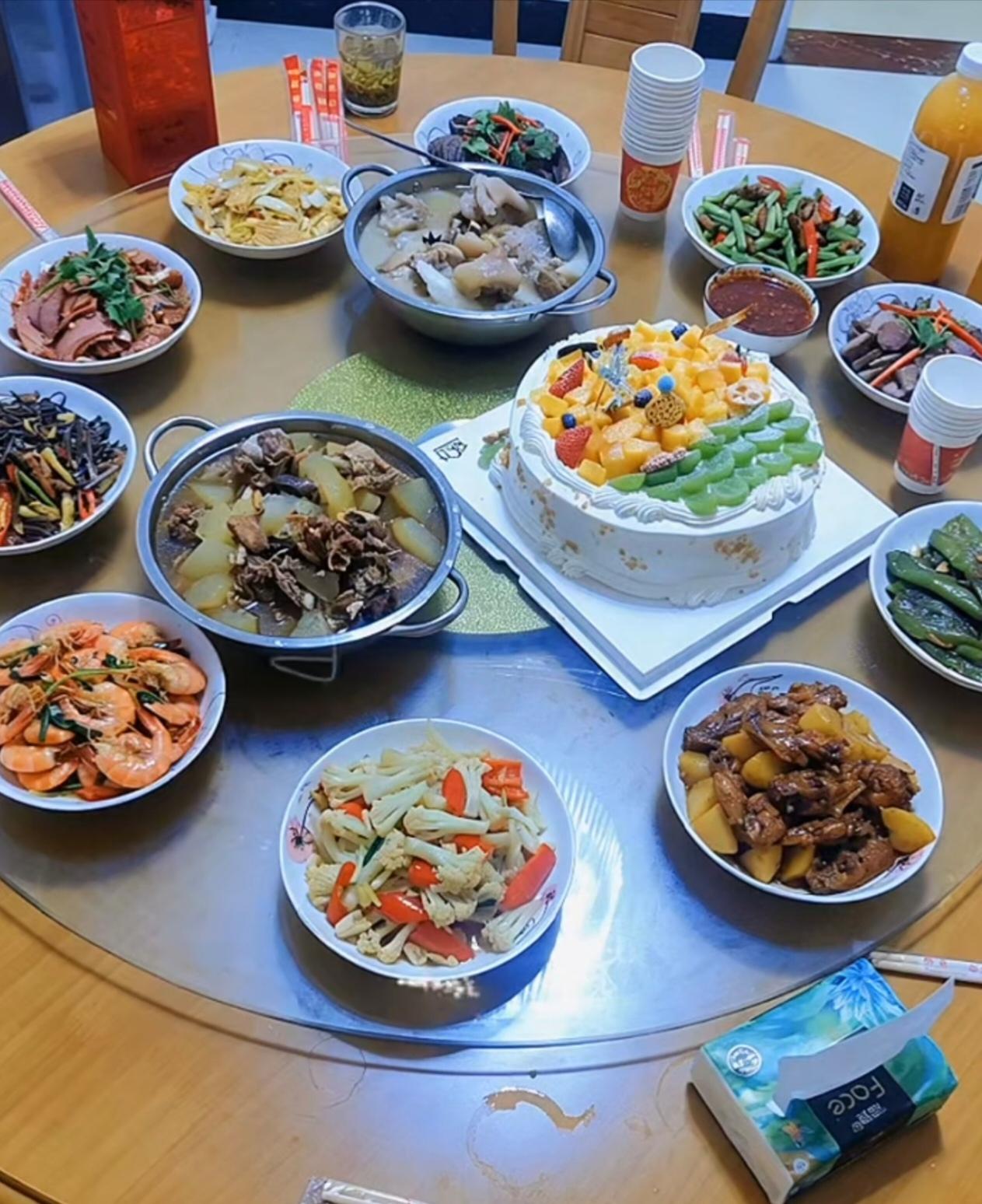小姑子的儿子过生日，特意邀请我们过去热闹热闹。小姑子亲自下厨做了满满桌子菜，