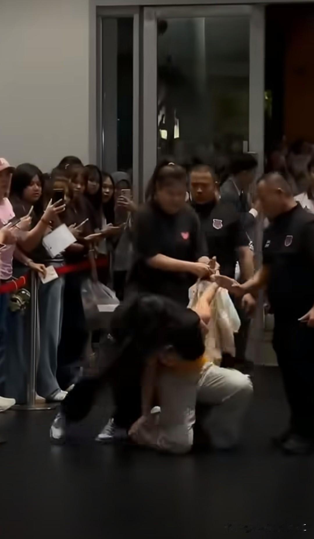 首先，这件事并不是什么粉不粉圈的事情。这是严重的恶劣社会事件。再说一遍，这是