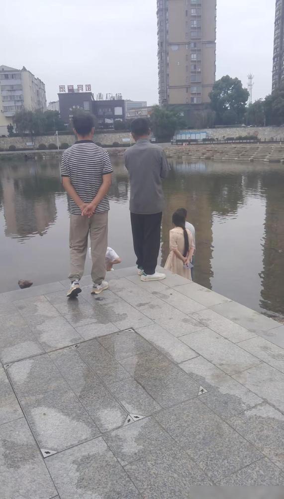 我有个好兄弟，参加了一个公益救援的组织，一分钱不拿，也没有工资。之前我还跟身