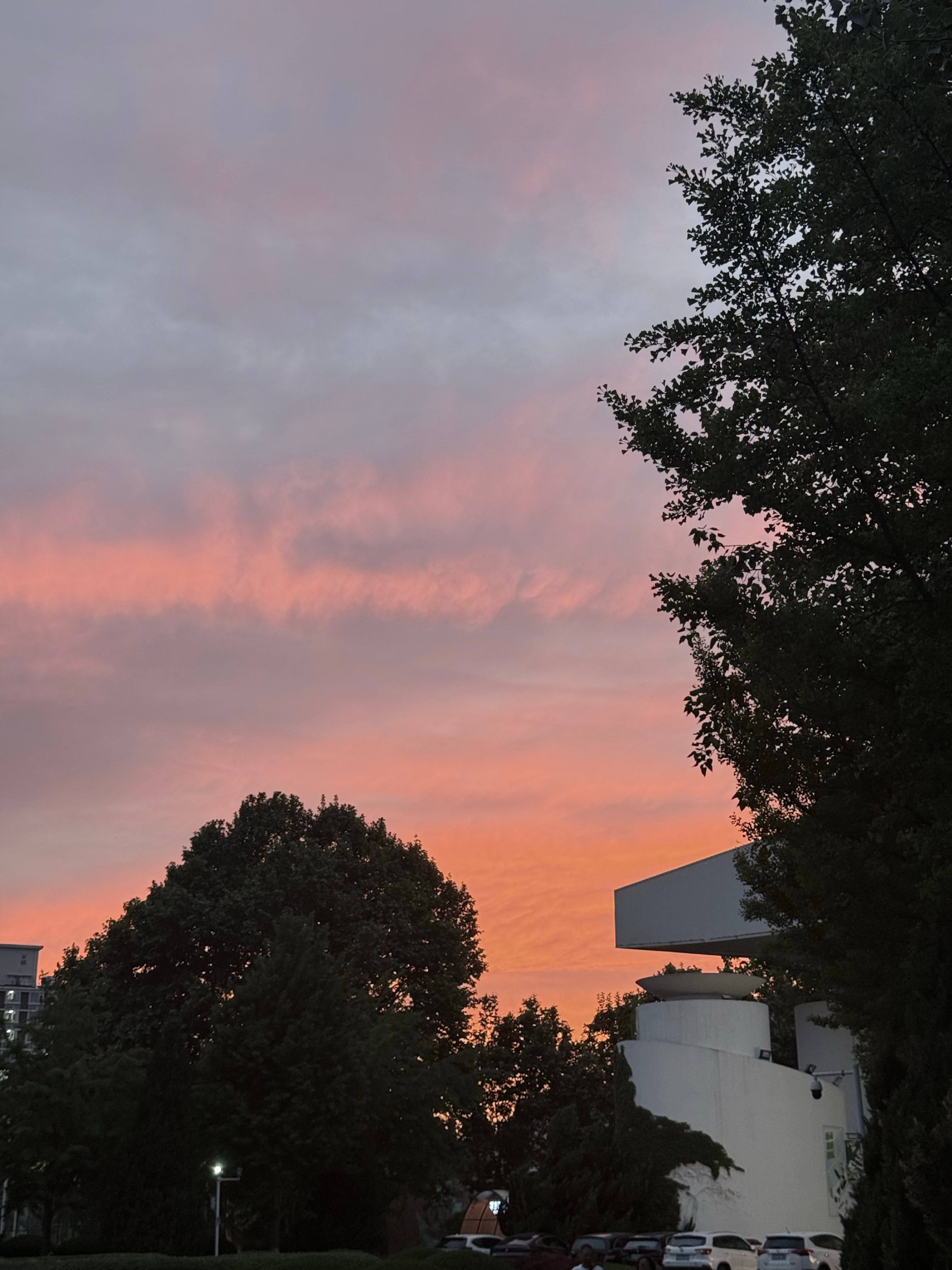 晚霞是天空写给大地的情诗。落日归山海，山海藏深意。晚霞浪漫的不是晚霞，是一起看