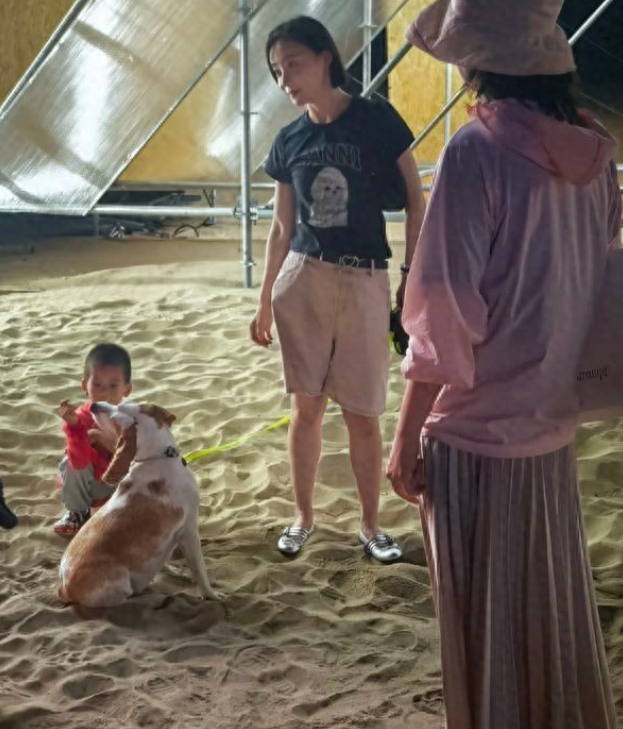 半退圈袁姗姗阿那亚之旅，“死亡穿搭”与膝盖伤痕受关注