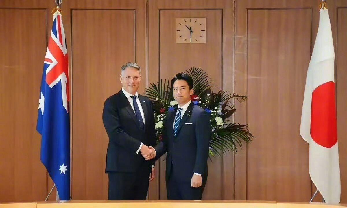 世家出身的小泉进次郎，这个身高也不行，矮了人家半个头。小泉纯一郎的家庭条件不差