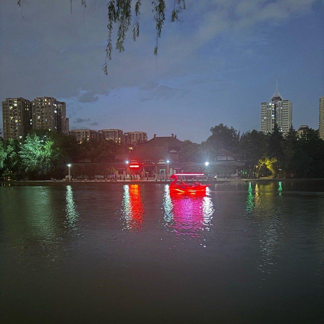孤饮湖上风，思念在心间。​​​