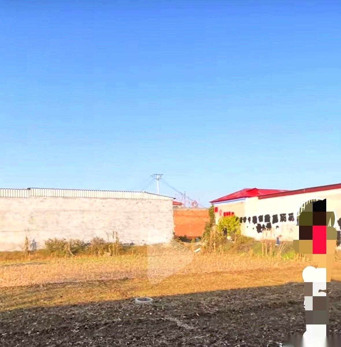 那堵墙上，一个巨大的红色“福”字，现在看着，像个血写的笑话。这是凶手家的影壁。