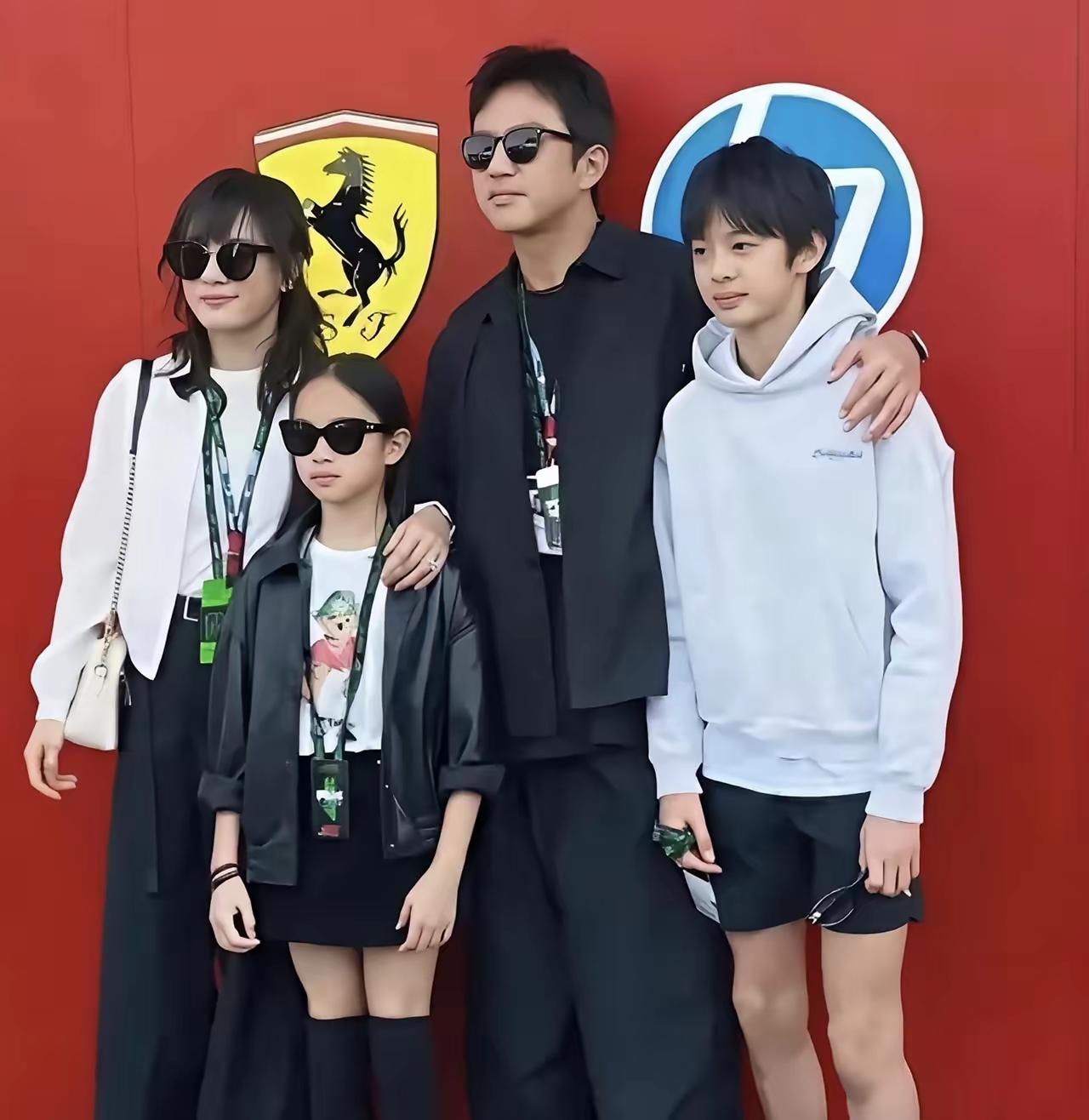 邓超直言，儿子像自己也就罢了，本盼着女儿小花能多随孙俪，白净又文静，现实却让他哭