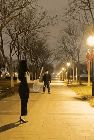 姑娘一定是想表达点什么，但是我猜不到
