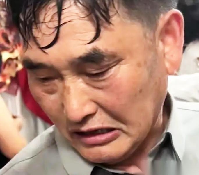 大衣哥真拼！烈日披10斤银甲，衣服拧出水！5月4日，河南开封万岁山，快六十岁的