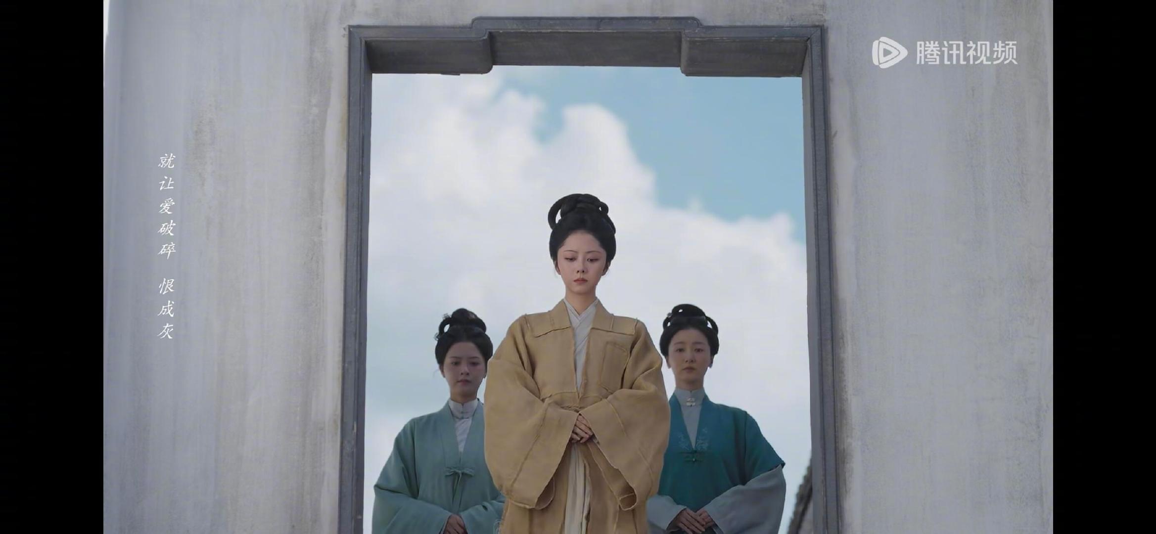 #谭松韵面相都变了#43集她领着林家女眷往前走那段，步态、语速、抬眼的力度全换了。以前是跟在后面的人