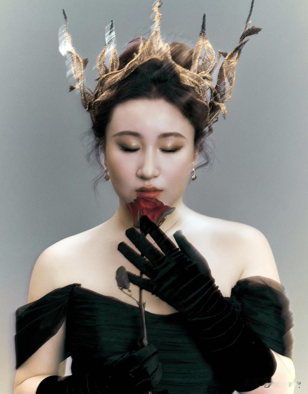 说实在，微胖的锤娜丽莎完全撑起了礼服。毕竟曾经是女团脸，脸在则江山在，多有富态美