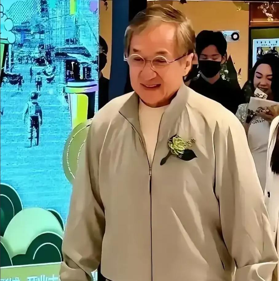 [点赞]成龙在采访里说自己半夜翻手机监控，看见林凤娇一个人坐在客厅叠衣服，72