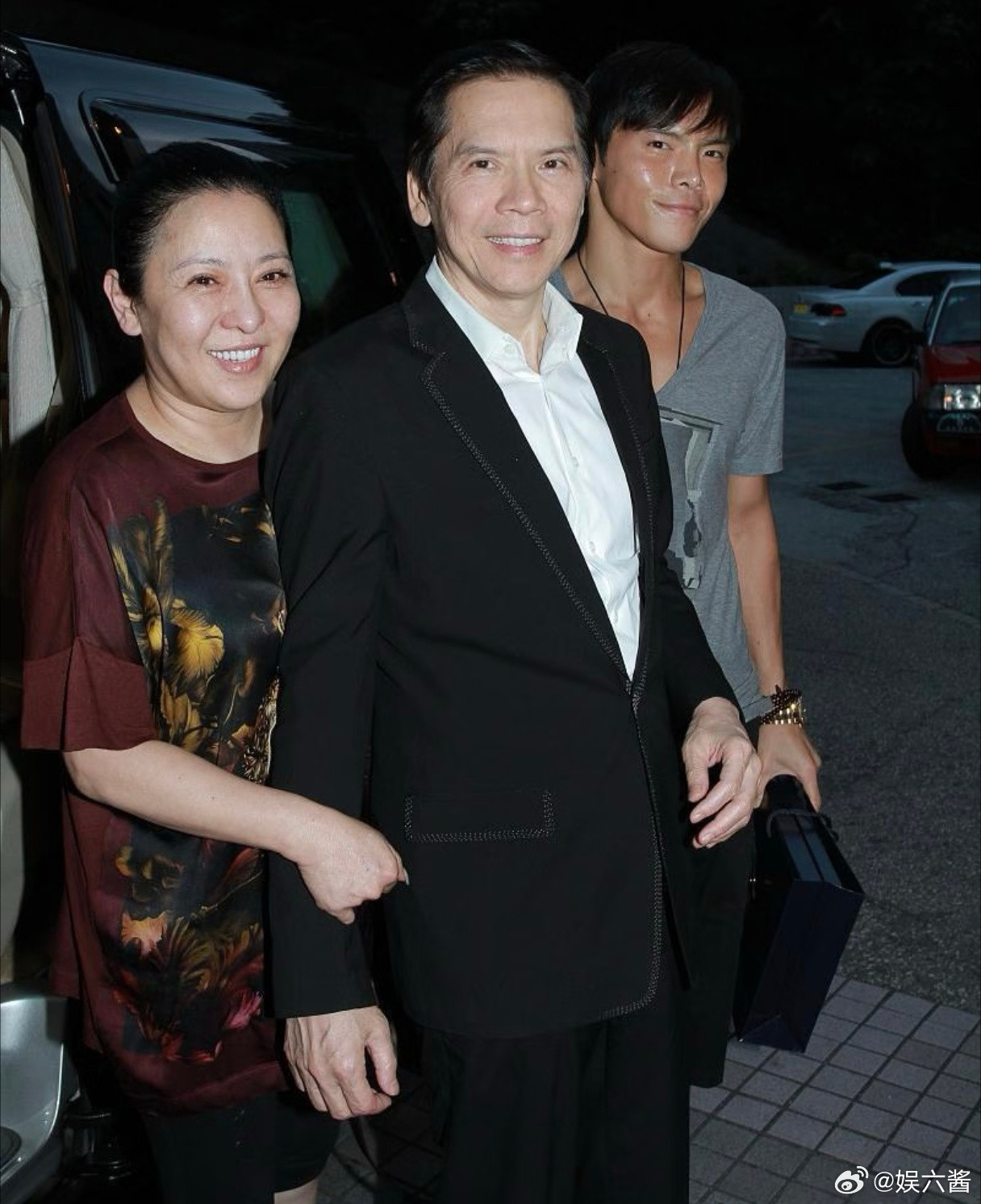 很多人没有想明白一点，明明向太已经69岁、享尽富貴、孩子也都成家了，为什么非要现
