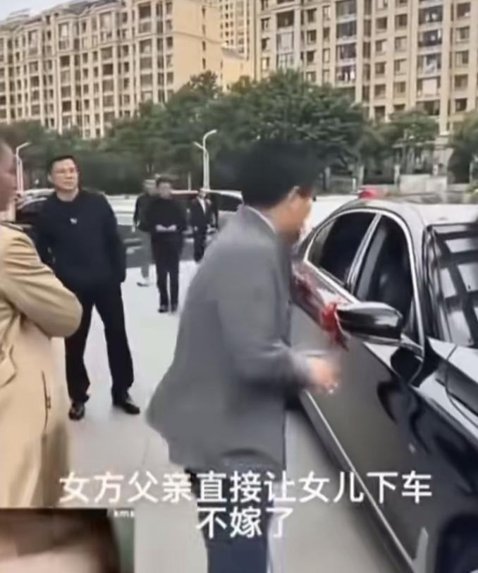 “这个父亲是人间清醒！”婚礼现场爆发矛盾，女方父亲拦停婚车取消婚礼。新人婚前协