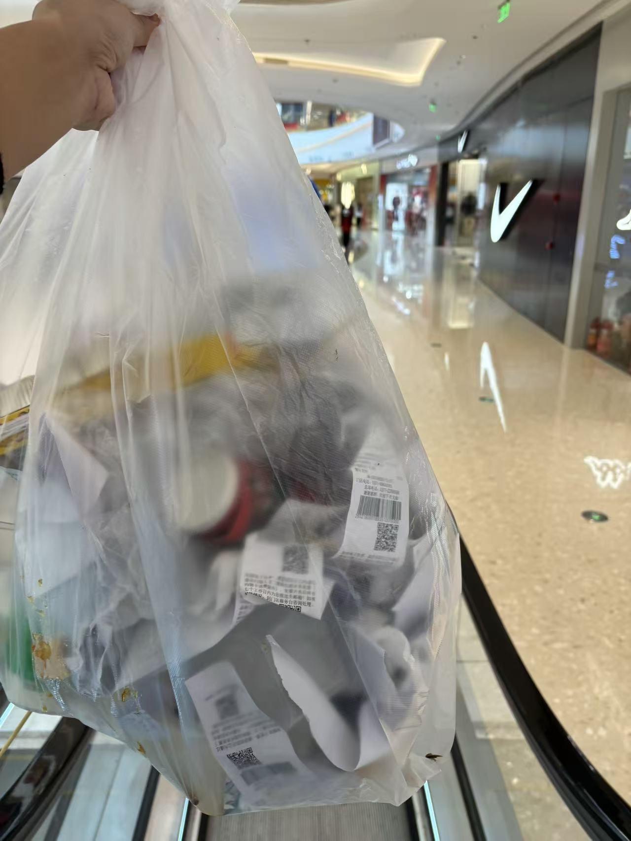 《月入6万的人，在超市扒垃圾桶》你能想象一个月赚5到6万的人，每天的工作是去