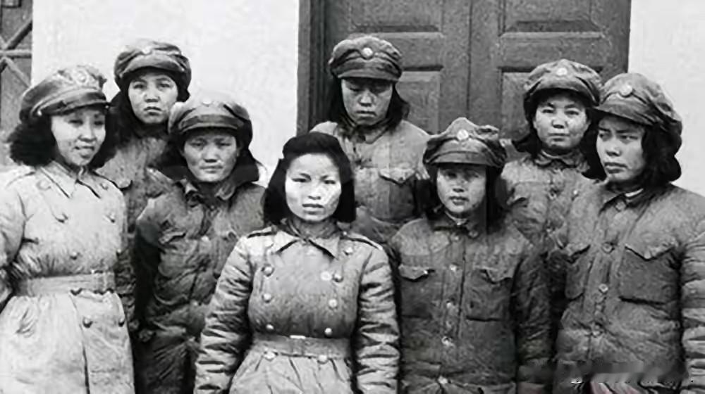1942年夏，密林。20多名日军丢下枪，扑向7个“手无寸铁”的女兵。他们以为猎捕