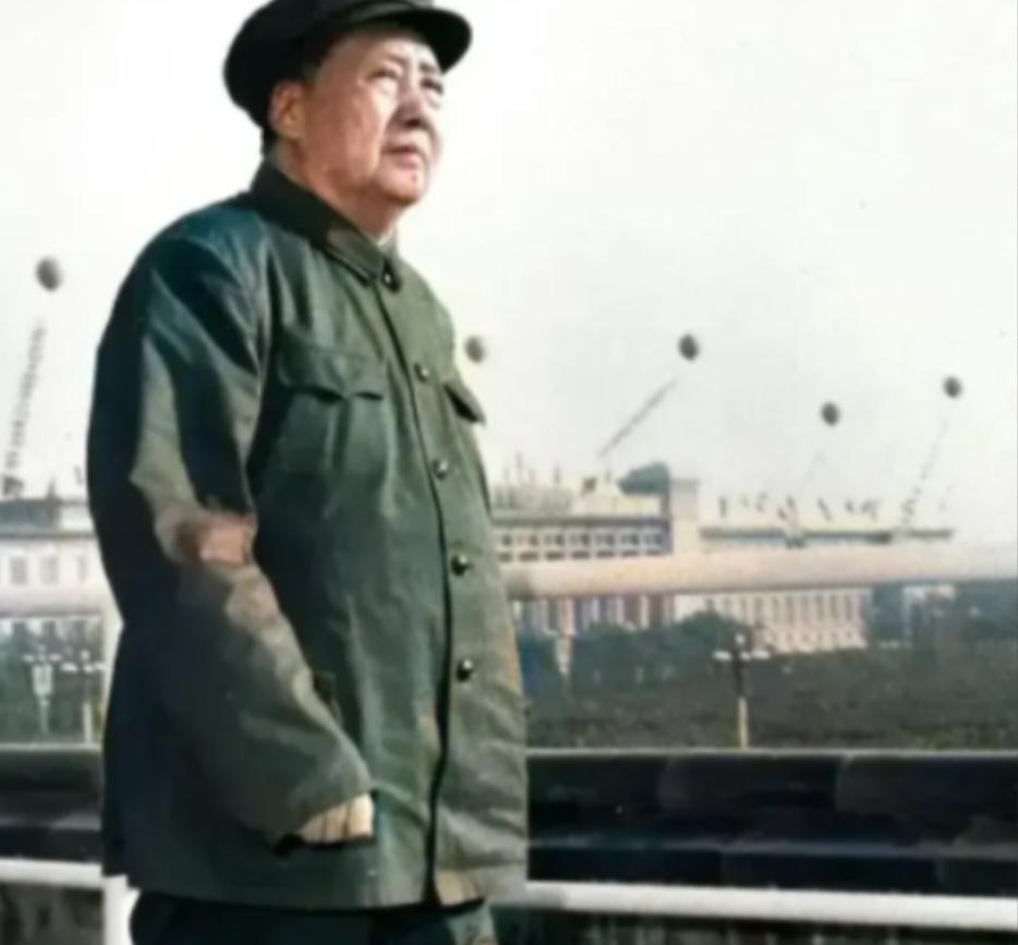 1949年，毛主席正要下令，让解放军渡过长江，解放南京，就在这千钧一发的关键时刻