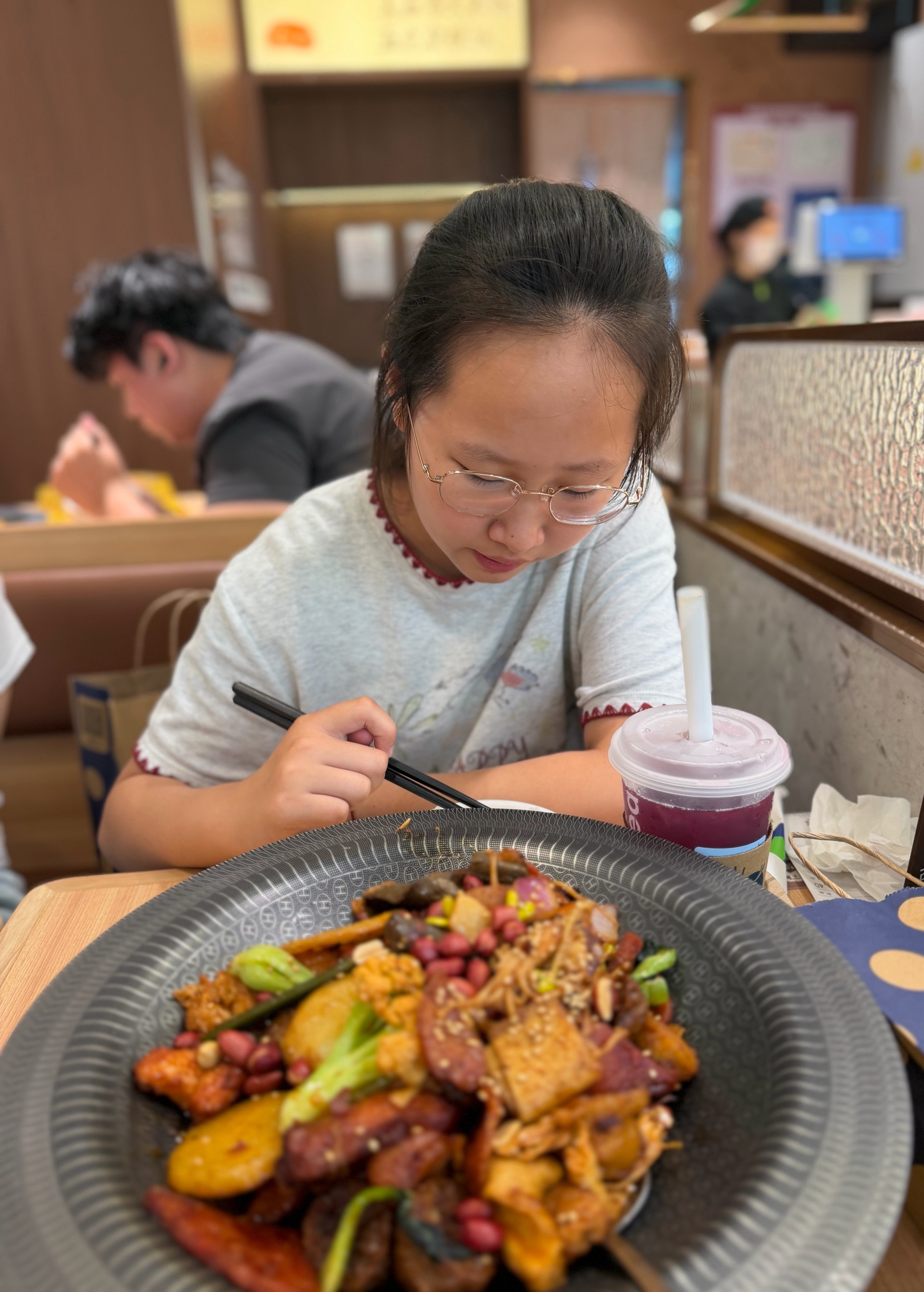 休息日是陪孩子的一天！我家女儿双眼近视了👓，戴上了离焦镜。