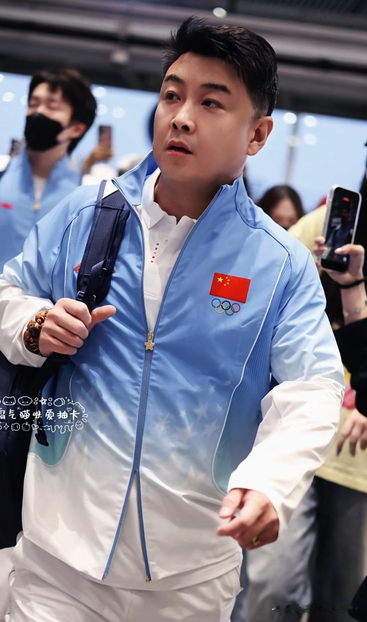王皓出征亚运会，果然是自己染头发去了。央视在封训时采访，他还两鬓斑白的，现在鬓