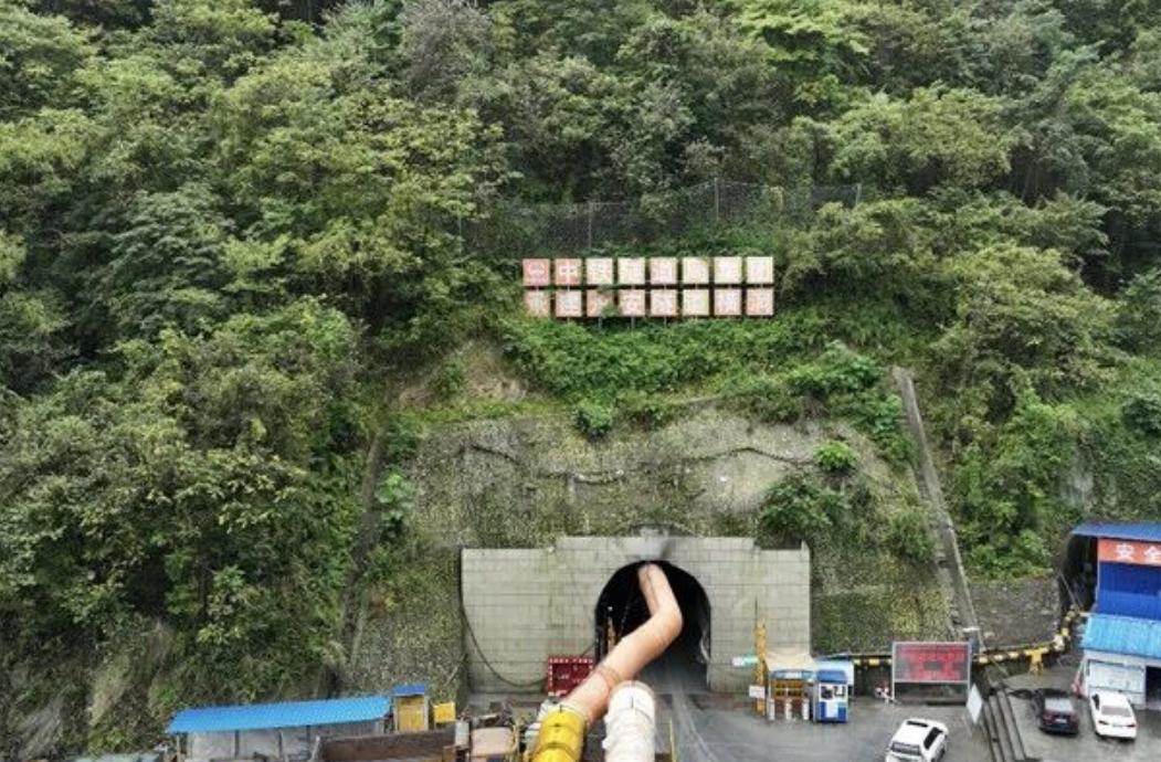 9月15日，西渝高铁康渝段陕西境内的永安隧道顺利打通。别看它只是“一座隧道”的消