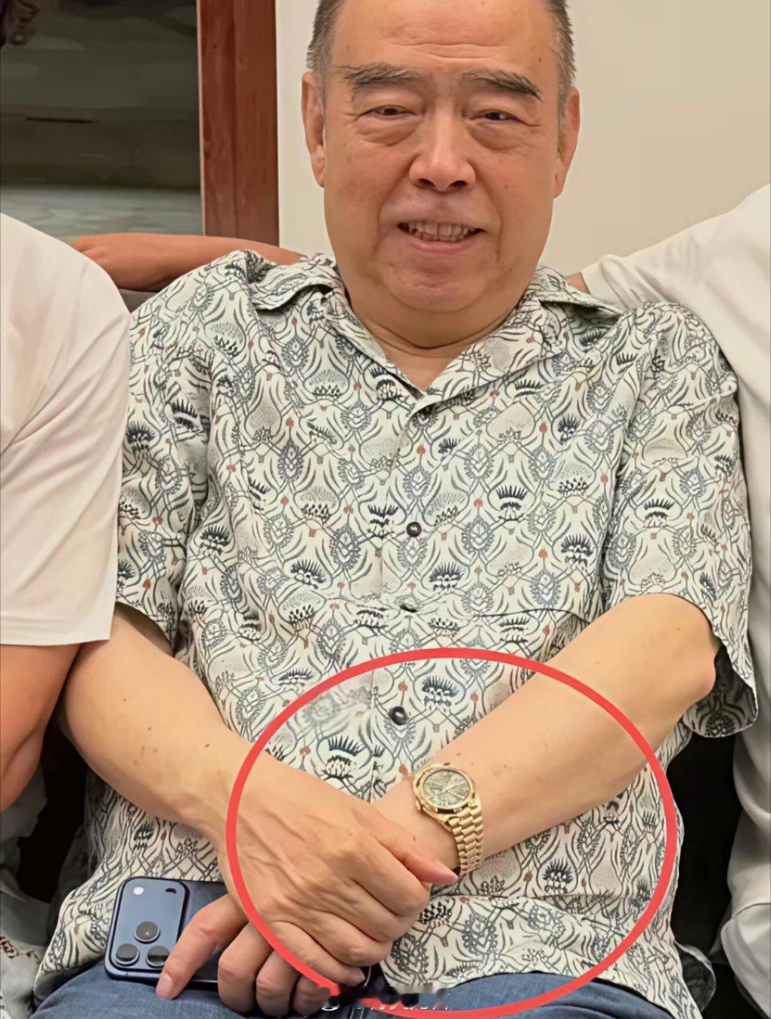 凯歌三亚豪宅过大年！脚踩5万“天价鞋”，手戴大金表，脸上的老年斑很真实，这才是顶