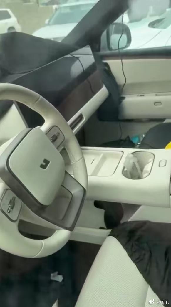 刚收到网友投稿：疑似26款理想L9内饰再次曝光。据我所知，不纠结细节的话，除了扶