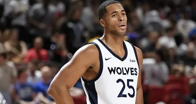 辽宁男篮正式引进了内线外援杰登·乐迪，他身高2.06米，体格强壮，具备出色的对抗