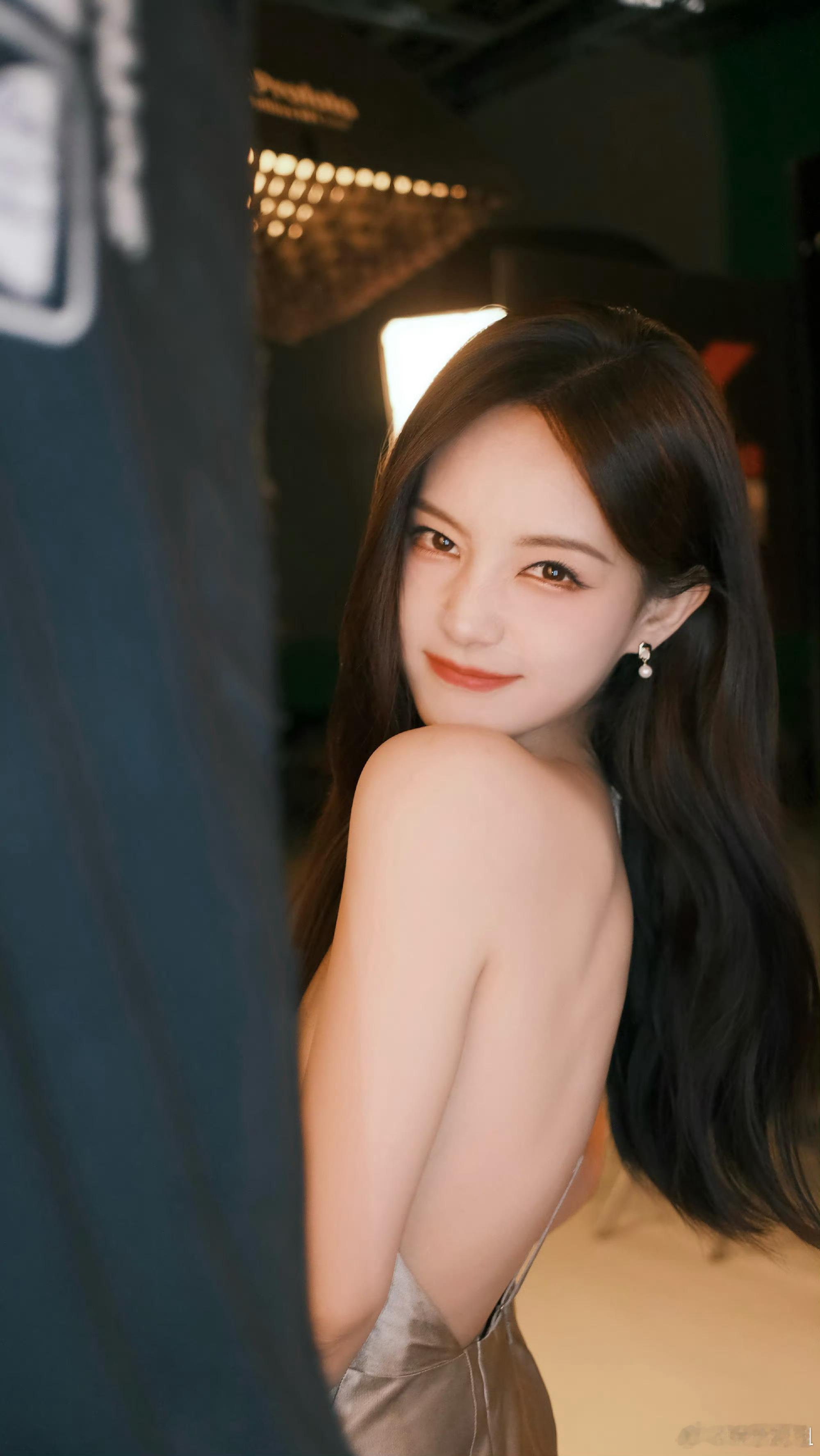 美女果然连发丝都是美的，当李一桐的梦女轻而易举，这组拍摄碎片又甜又辣的[爱心]