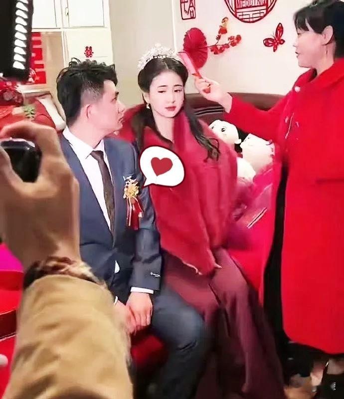 突然明白了为啥新郎一脸不开心，换作是我，估计也笑不出来。婚礼当天，本该是俩