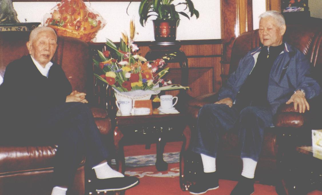 左边是刘华清上将，担任过海军司令员、军委副主席，还是政治局常委，是正国级领导人。