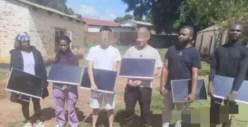 非洲马拉维警方捣毁一个中国人的电诈窝点。核心骨干成员为两名中国人，他们还招募了